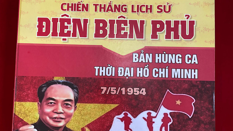 Cuốn thư mục về Chiến thắng Điện Biên Phủ trưng bày tại Thư viện tỉnh Bắc Giang.