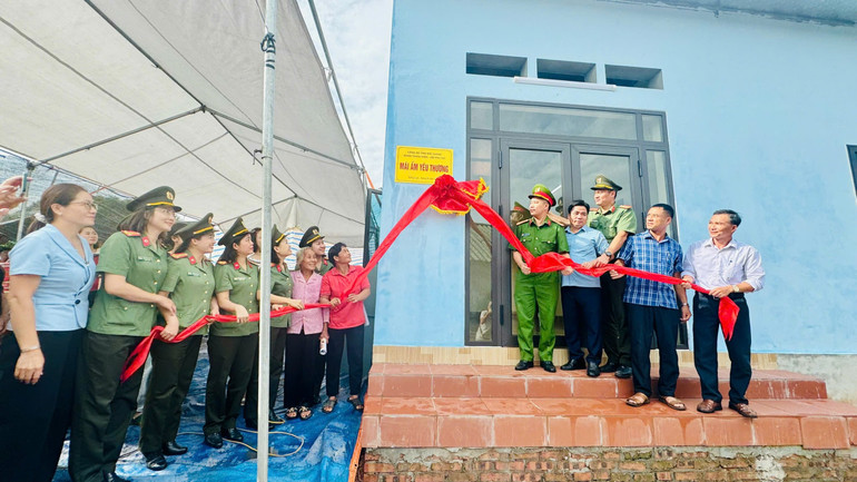 Công an tỉnh Bắc Giang bàn giao nhà Đại đoàn kết cho gia đình chính sách tại tỉnh Bắc Giang.