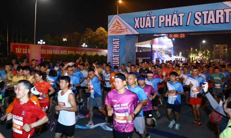 Các VĐV thi đấu nội dung 21km xuất phát.