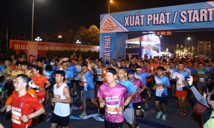 Các VĐV thi đấu nội dung 21km xuất phát.