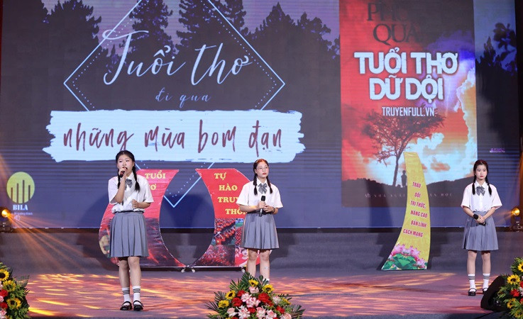 Các đội thi giới thiệu sách bằng nhiều cách thức đa dạng.