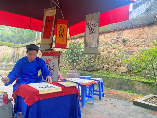 Viết thư pháp tại lễ hội chùa Bổ Đà.