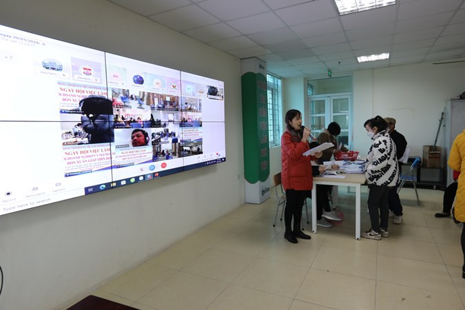 Cán bộ Trung tâm dịch vụ việc làm tư vấn cho người đến đăng ký tuyển dụng.