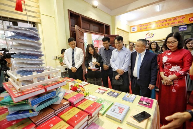 Các đại biểu tham quan trưng bày sách tại Thư viện Bắc Giang.