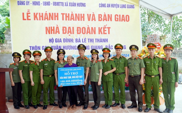 Công an huyện xây mới nhà ở cho bà Lê Thị Thành, thôn Gai, xã Xuân Hương.