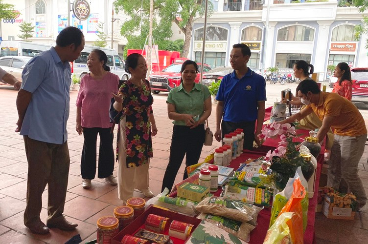 Đại biểu dự diễn đàn tham quan gian hàng sản phẩm nông nghiệp hữu cơ tỉnh Bắc Giang.