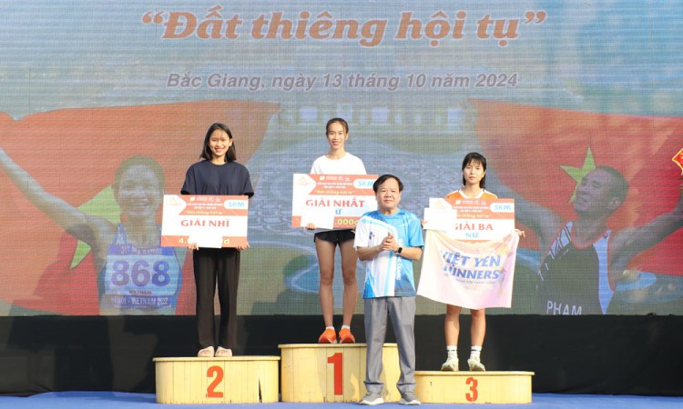 Đồng chí Trịnh Văn Ánh, Tổng Biên tập Báo Bắc Giang, Trưởng Ban tổ chức trao giải cho các VĐV nữ giành thành tích cao cự ly 5km.