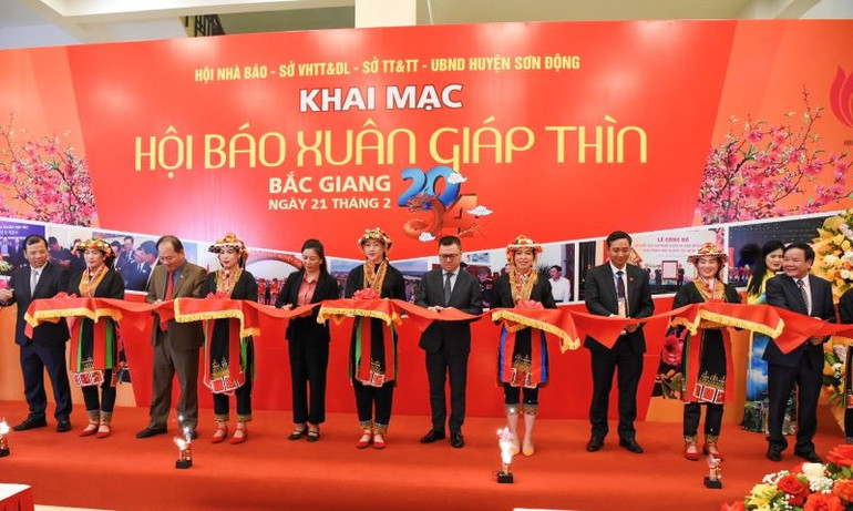 Các đại biểu cắt băng khai mạc Hội báo Xuân Giáp Thìn tỉnh Bắc Giang năm 2024.
