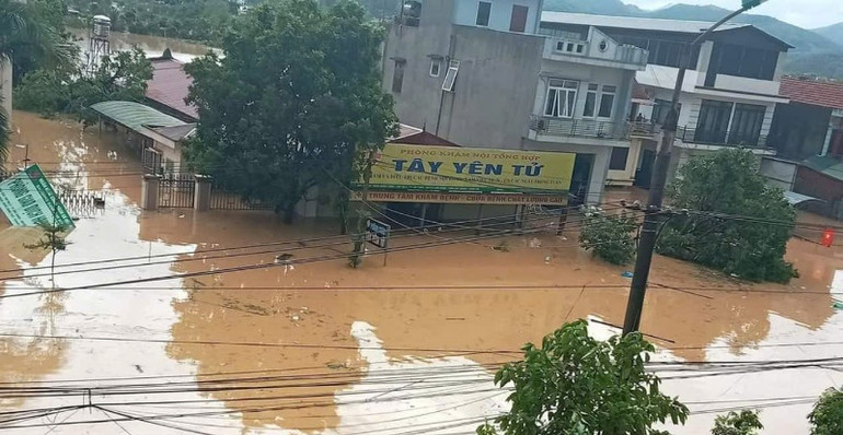 Thị trấn Tây Yên Tử, huyện Sơn Động bị nước lũ cô lập.