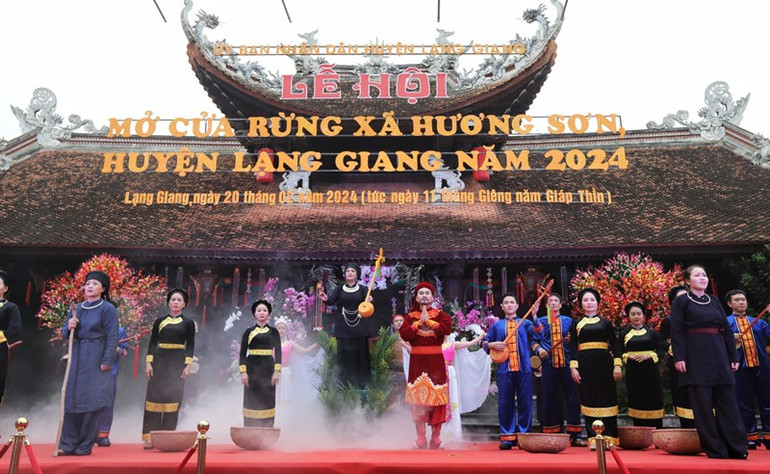 Hoạt cảnh ca ngợi công đức Bà chúa Then tại lễ hội.