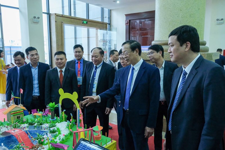 Các đại biểu tham quan mô hình dự thi tại lễ khai mạc. Các đại biểu tham quan mô hình dự thi tại lễ khai mạc.