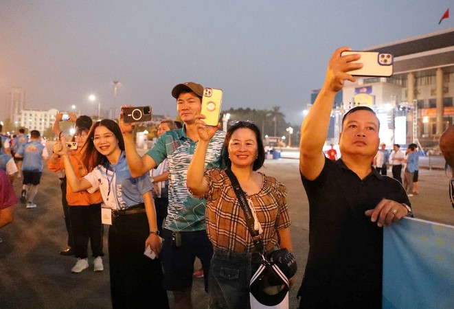 Nhiều người hâm mộ có mặt từ rất sớm cổ vũ cho các vận động viên.