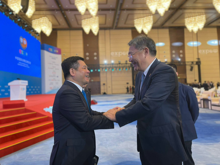 Bộ trưởng Nguyễn Hồng Diên trao đổi với Bộ trưởng Thương mại Trung Quốc Vương Văn Đào.