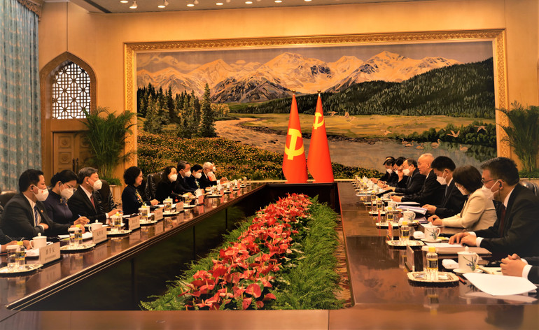 Hội đàm giữa đồng chí Trương Thị Mai với đồng chí Thái Kỳ. (Ảnh: HỮU HƯNG)