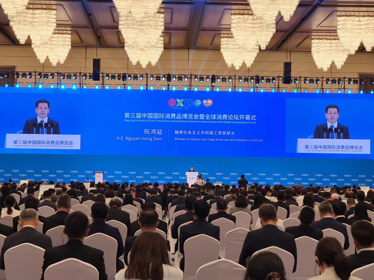 Bộ trưởng Nguyễn Hồng Diên phát biểu tại lễ khai mạc. (Ảnh: Hồ Quân)