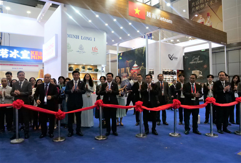 Khai trương Khu gian hàng Việt Nam tại Hainan Expo. (Ảnh: HỮU HƯNG)