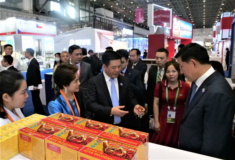 Các đại biểu tham quan các sản phẩm Việt Nam. (Ảnh: HỮU HƯNG)