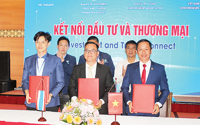 Đại diện doanh nghiệp của Quảng Trị và tỉnh Mukdahan ký biên bản hợp tác.