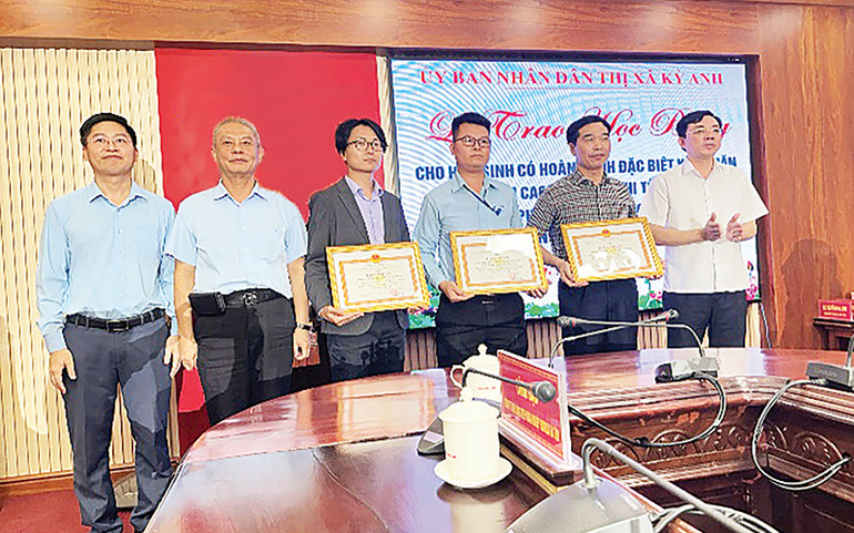 Đại diện thị xã Kỳ Anh tặng giấy khen cho các tập thể cá nhân có đóng góp cho công tác khuyến học trên địa bàn.