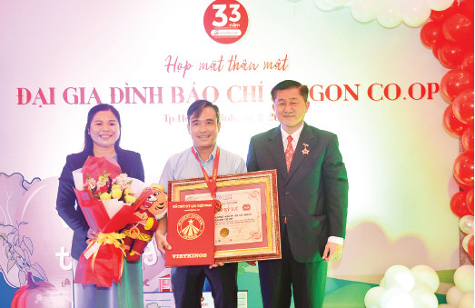 Lãnh đạo Saigon Co.op nhận kỷ lục "Co.opmart-Hệ thống siêu thị thuần Việt lâu đời nhất Việt Nam.