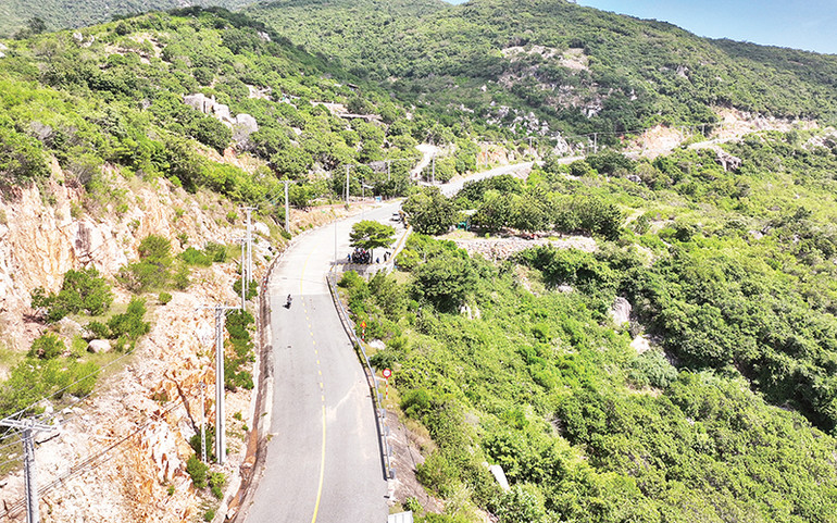 Cung đường ven biển uốn lượn đi đến Vườn Quốc gia Núi Chúa.