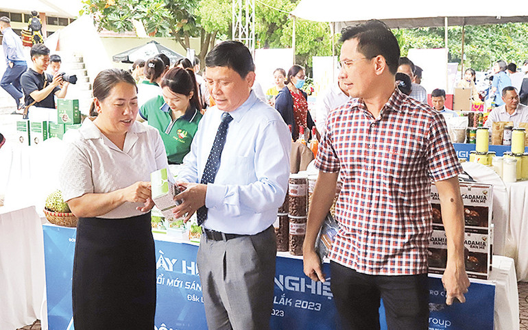 Phó Chủ tịch Thường trực Ủy ban nhân dân tỉnh Đắk Lắk Nguyễn Tuấn Hà (đứng giữa) tìm hiểu một sản phẩm khởi nghiệp từ các loại nông sản của tỉnh.