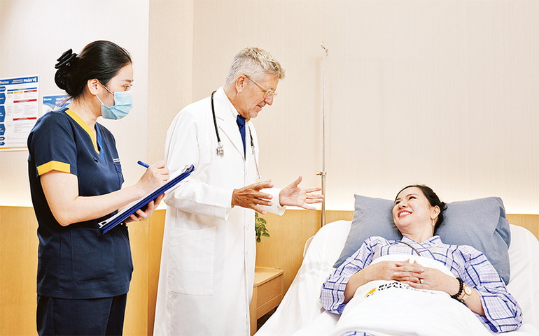 Khách hàng trải nghiệm phác đồ điều trị độc quyền bốn bước tại European Wellness