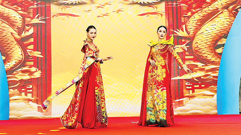 Liên hoan nghệ thuật “Sắc màu dân tộc” góp phần tôn vinh nét đẹp thời trang áo dài, thời trang các dân tộc Việt Nam và một số quốc gia.