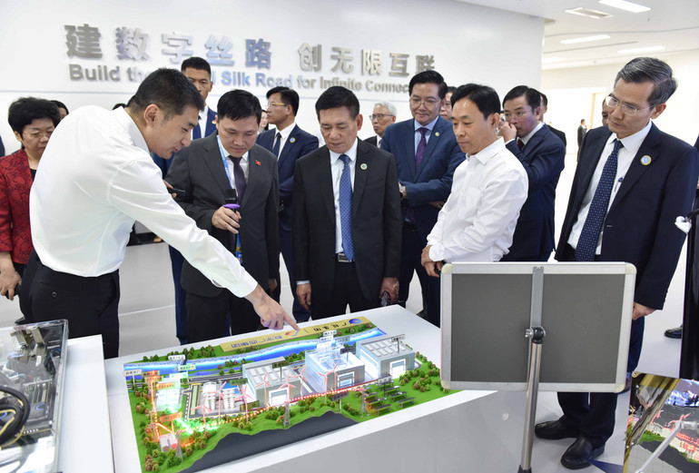 Phó Thủ tướng Chính phủ Hồ Đức Phớc và đoàn công tác đã đến tham quan Cảng thông tin Trung Quốc-ASEAN tại thành phố Nam Ninh. Phó Thủ tướng Chính phủ Hồ Đức Phớc và đoàn công tác đã đến tham quan Cảng thông tin Trung Quốc-ASEAN tại thành phố Nam Ninh.