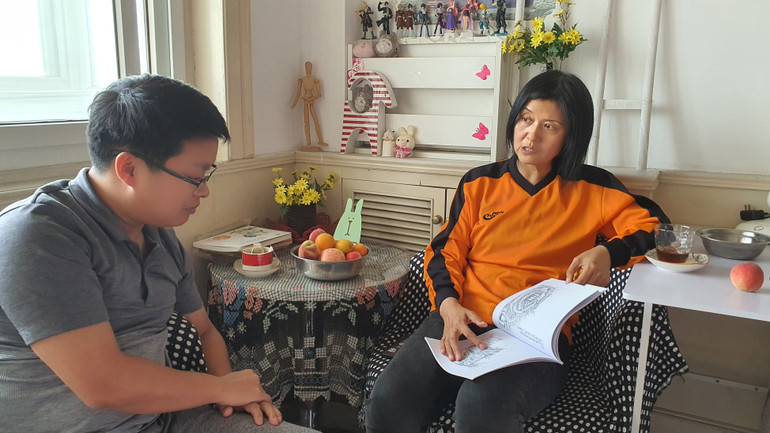 Nhà báo, nhà văn, họa sĩ Cát Kiến Phương trao đổi với phóng viên Báo Nhân Dân thường trú tại Trung Quốc. Nhà báo, nhà văn, họa sĩ Cát Kiến Phương trao đổi với phóng viên Báo Nhân Dân thường trú tại Trung Quốc.