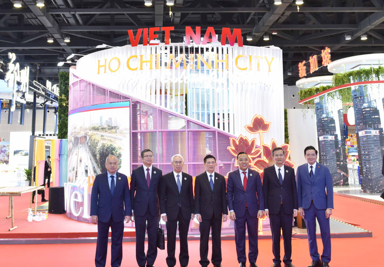 Phó Thủ tướng Hồ Đức Phớc và lãnh đạo các bộ, ngành, cơ quan đại diện ngoại giao Việt Nam tại Trung Quốc chụp ảnh chung tại khu gian hàng Việt Nam.