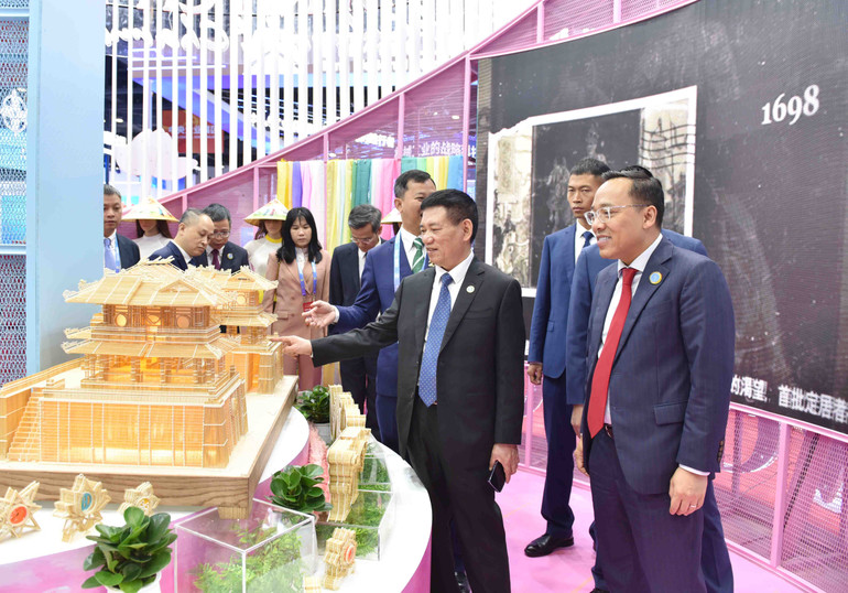 Phó Thủ tướng Hồ Đức Phớc tham quan khu gian hàng Việt Nam.