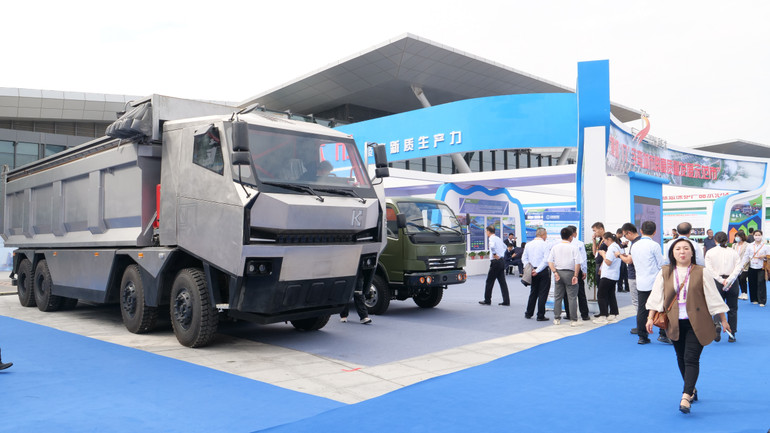 Phương tiện dùng cho ngành năng lượng được giới thiệu tại Hội chợ triển lãm.