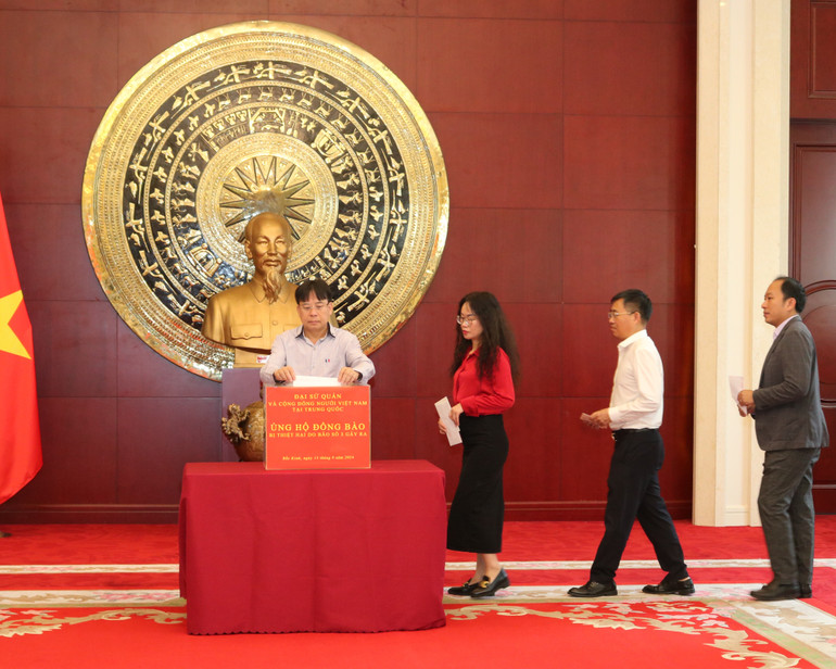 Cán bộ, nhân viên Đại sứ quán quyên góp ủng hộ đồng bào bị thiệt hại do bão số 3. Cán bộ, nhân viên Đại sứ quán quyên góp ủng hộ đồng bào bị thiệt hại do bão số 3.