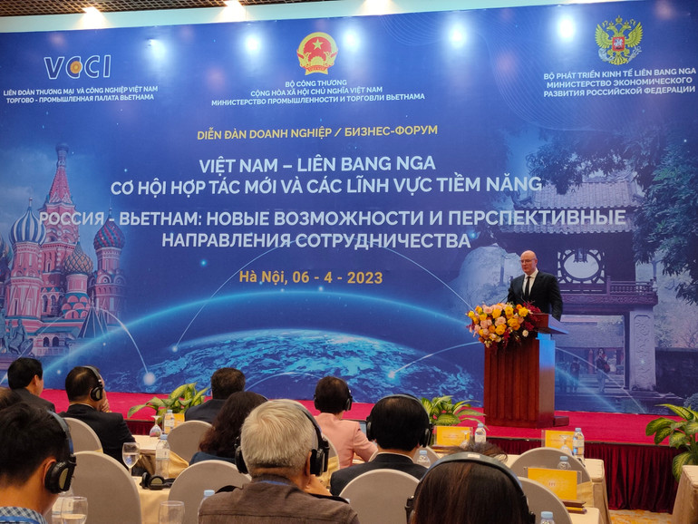 Phó Thủ tướng Liên bang Nga Dmitry Chernyshenko phát biểu tại Diễn đàn. Phó Thủ tướng Liên bang Nga Dmitry Chernyshenko phát biểu tại Diễn đàn.