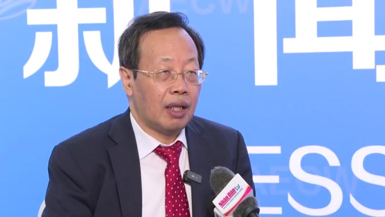 Giáo sư Zhou Shaoqi trả lời phỏng vấn của phóng viên Báo Nhân Dân.