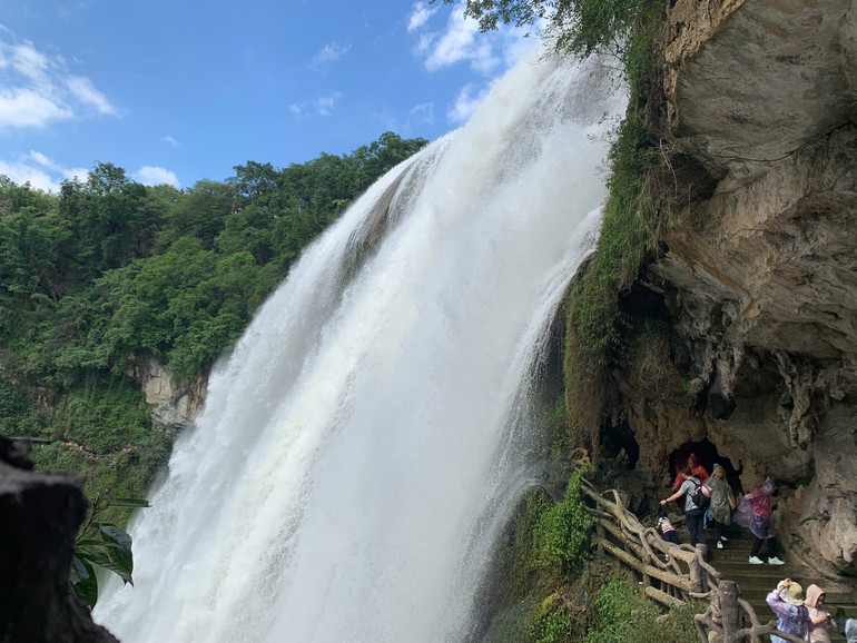 Cảnh tượng bên ngoài Thủy Liêm Động. (Ảnh: HỮU HƯNG)