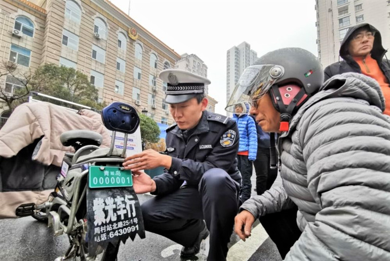 Xe đạp điện được gắn biển ở thành phố Thanh Đảo. (Ảnh: Qq.com)