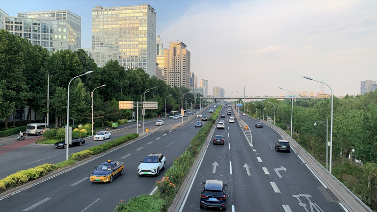 Quản lý theo "biển số định danh" tạo điều kiện để triển khai các biện pháp hành chính hạn chế lưu lượng, điều tiết giao thông. (Ảnh: HỮU HƯNG)