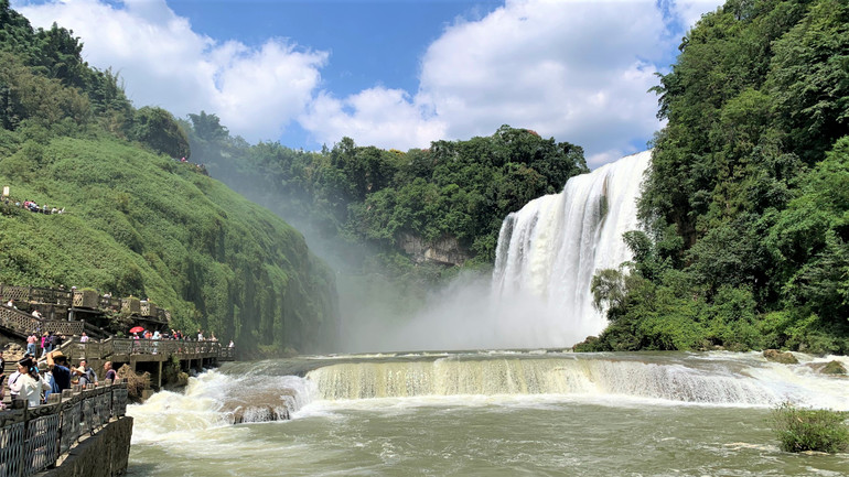 Phải trải qua đoạn đường khá dài, để đến thác chính, nơi quay cảnh Thủy Liêm Động, trong phim Tây Du Ký. (Ảnh: HỮU HƯNG)