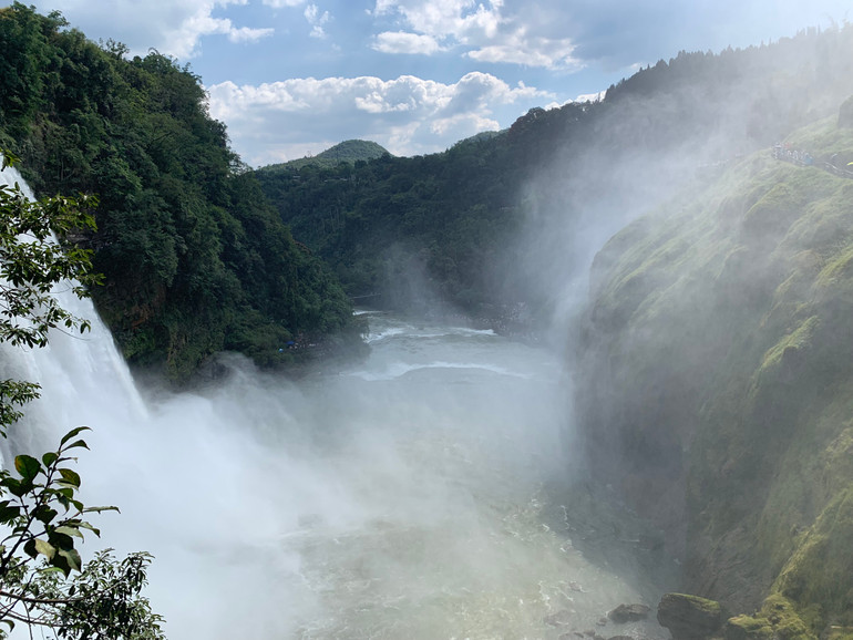 Dòng thác đổ xuống ào ạt, tạo ra những màn sương mù. (Ảnh: HỮU HƯNG)