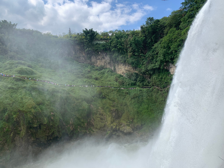 Du khách nối đuôi nhau khám phá Thủy Liêm Động. (Ảnh: HỮU HƯNG)