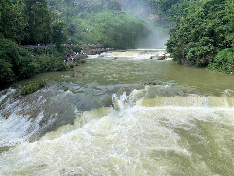 Từ phía dưới chân thác, dòng nước chảy mạnh và siết. (Ảnh: HỮU HƯNG)