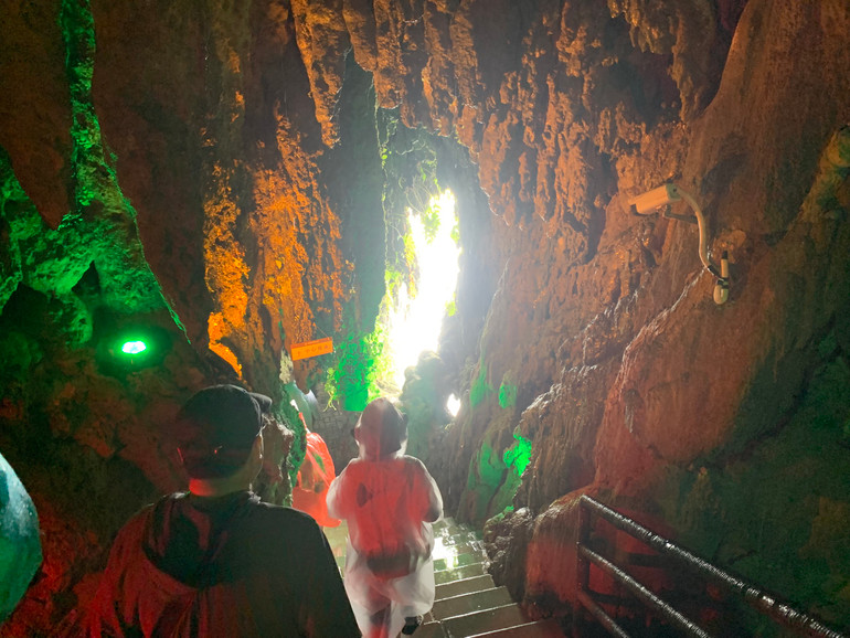 Địa chất thạch nhũ trong Thủy Liêm Động. (Ảnh: HỮU HƯNG)