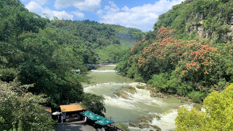 Phong cảnh hữu tình tại thác Hoàng Quả Thụ. (Ảnh: HỮU HƯNG)