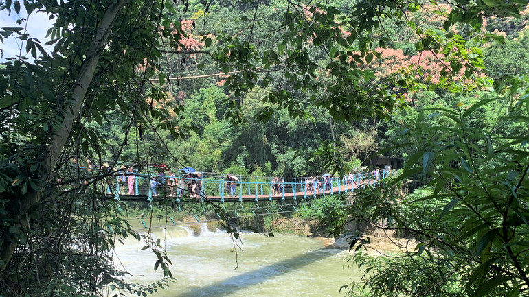 Cầu treo tại khu thác Hoàng Quả Thụ. (Ảnh: HỮU HƯNG)