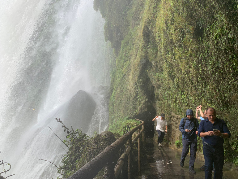 Khi vào bên trong, dòng thác ào ạt đổ xuống, gây cảm giác mạnh. (Ảnh: HỮU HƯNG)