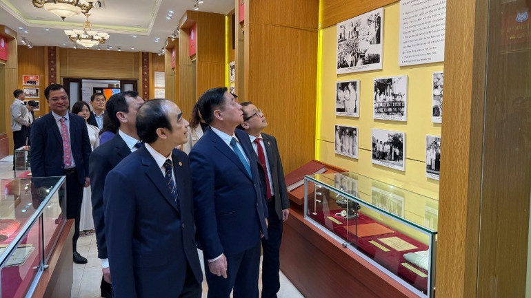 Đồng chí Nguyễn Trọng Nghĩa thăm phòng truyền thống của Trường đại học Y Hà Nội. Đồng chí Nguyễn Trọng Nghĩa thăm phòng truyền thống của Trường đại học Y Hà Nội.