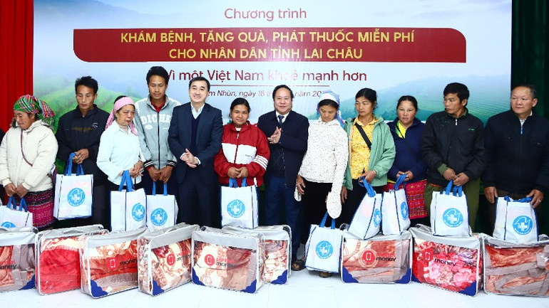 Tặng quà cho người dân trên địa bàn. Tặng quà cho người dân trên địa bàn.