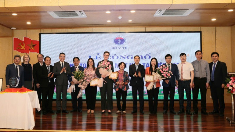 Đại diện Bộ Y tế, Hội Nhãn khoa Việt Nam tặng hoa tri ân cá nhân trong nước và đại diện các tổ chức quốc tế có nhiều đóng góp góp phần thanh toán thành công bệnh mắt hột tại Việt Nam.